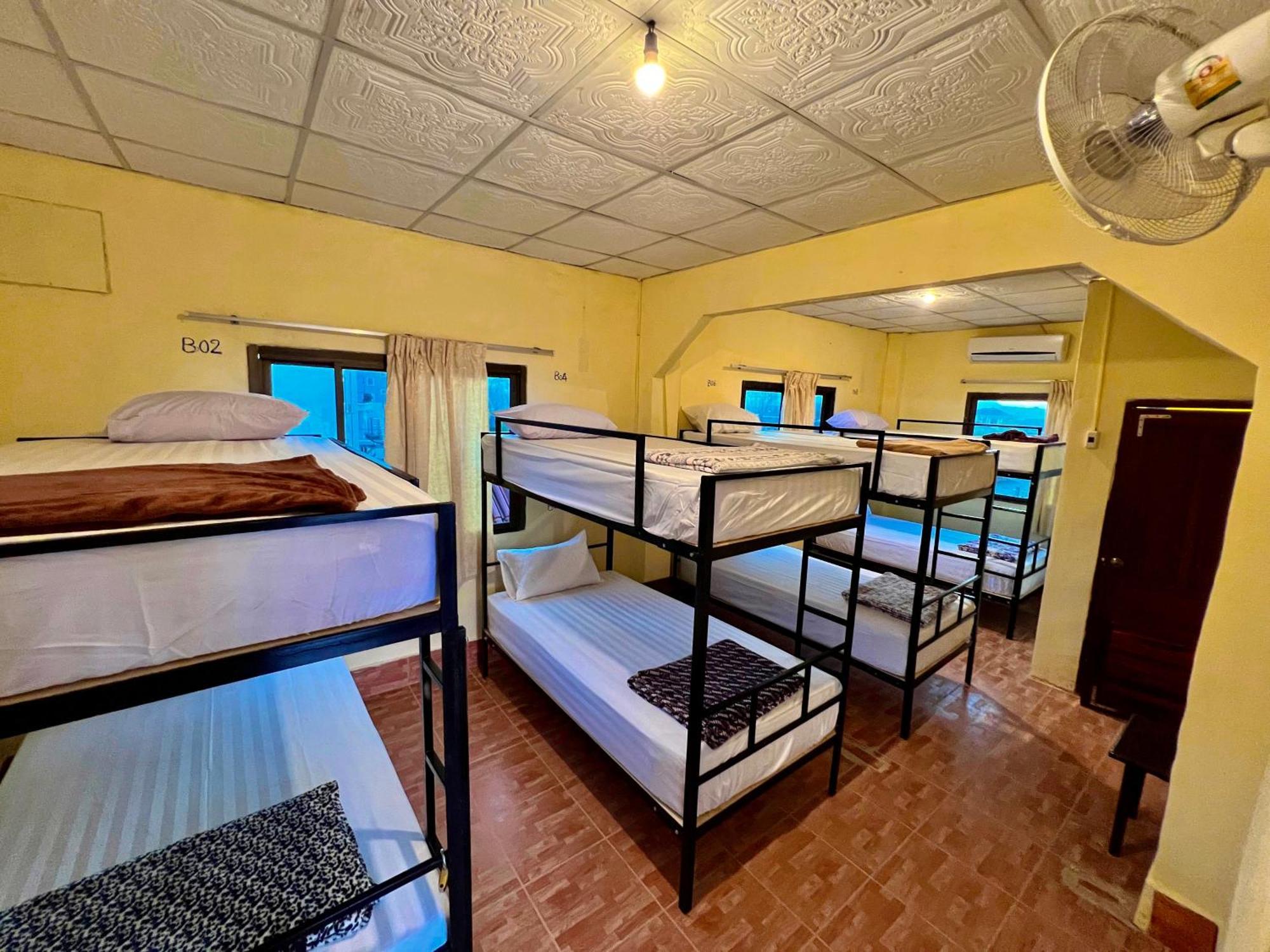 Easy Go Backpacker Hostel 万荣 外观 照片