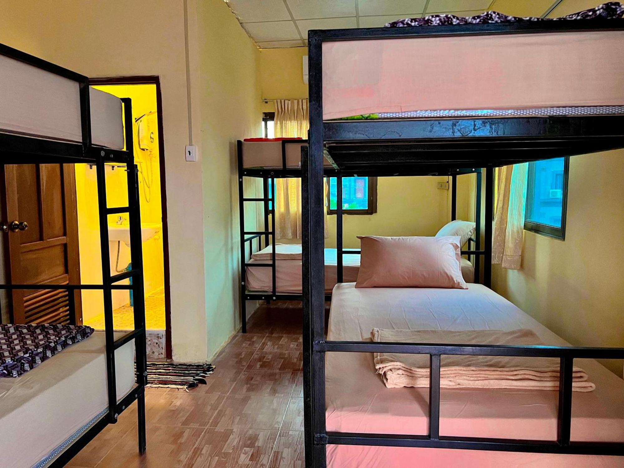 Easy Go Backpacker Hostel 万荣 外观 照片