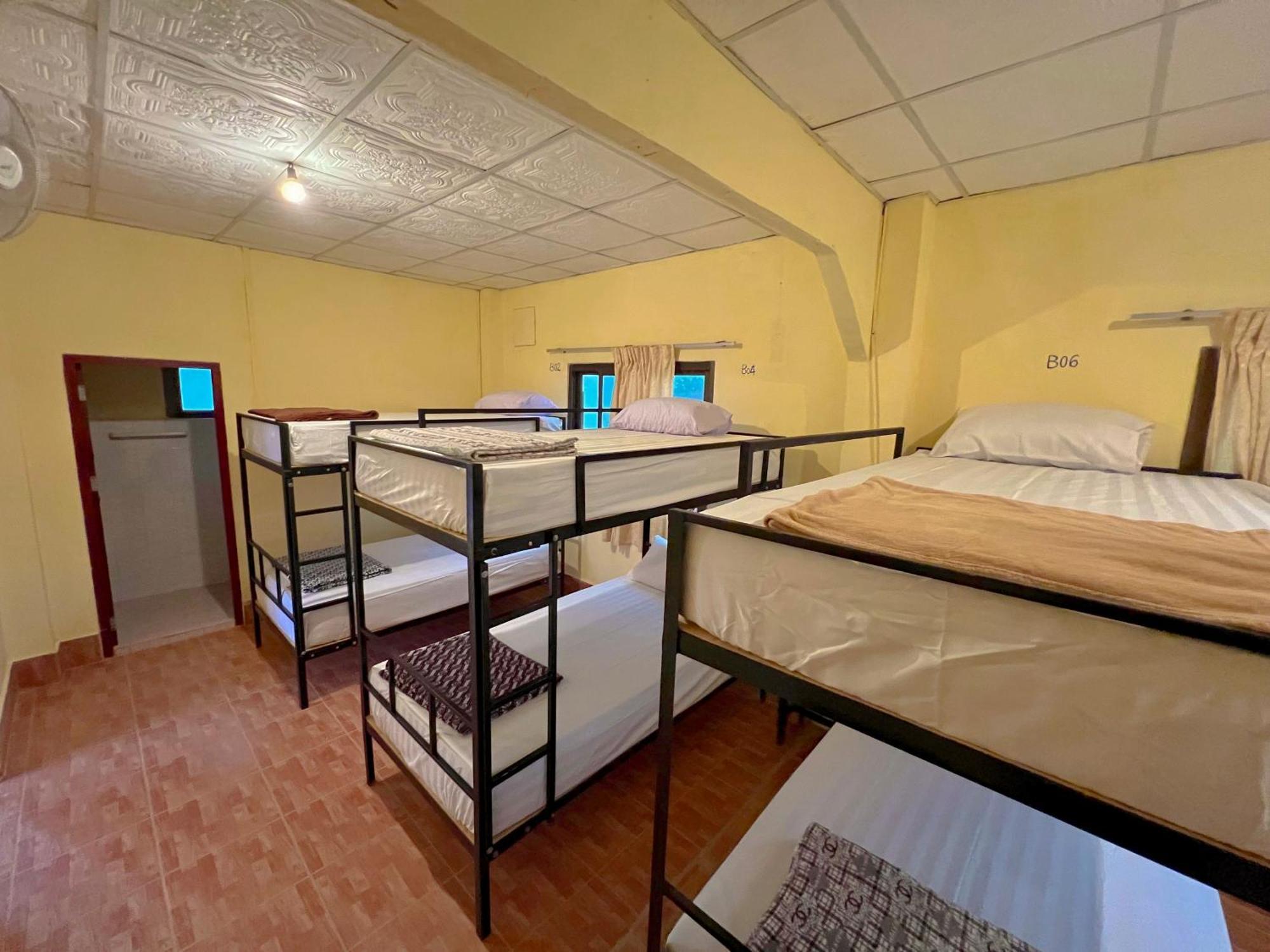 Easy Go Backpacker Hostel 万荣 外观 照片