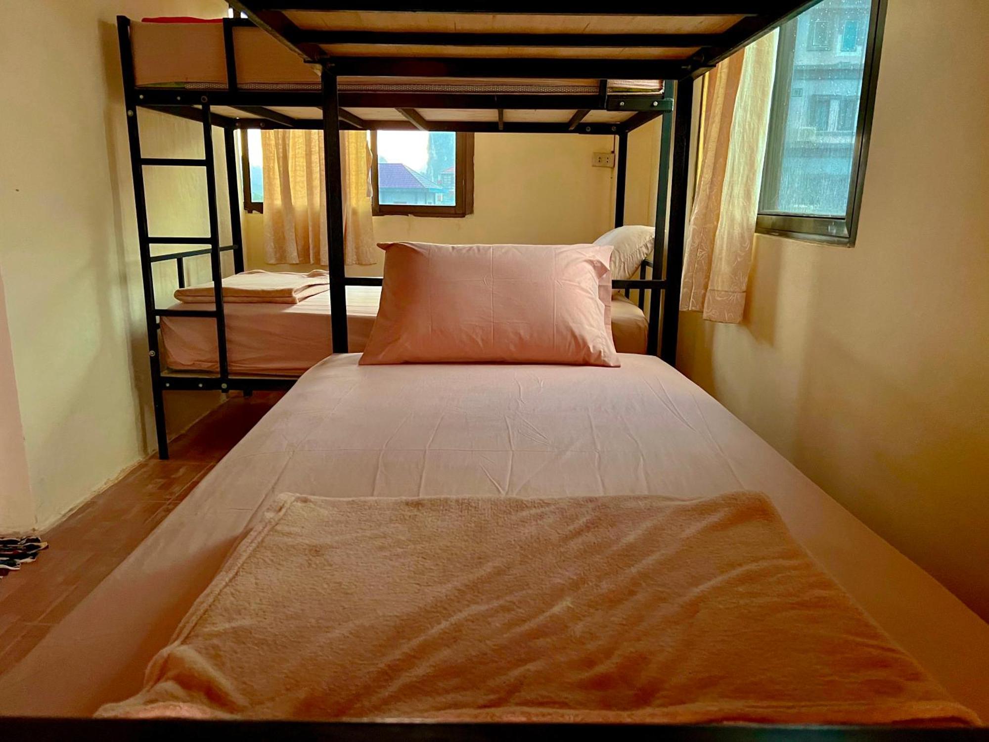 Easy Go Backpacker Hostel 万荣 外观 照片