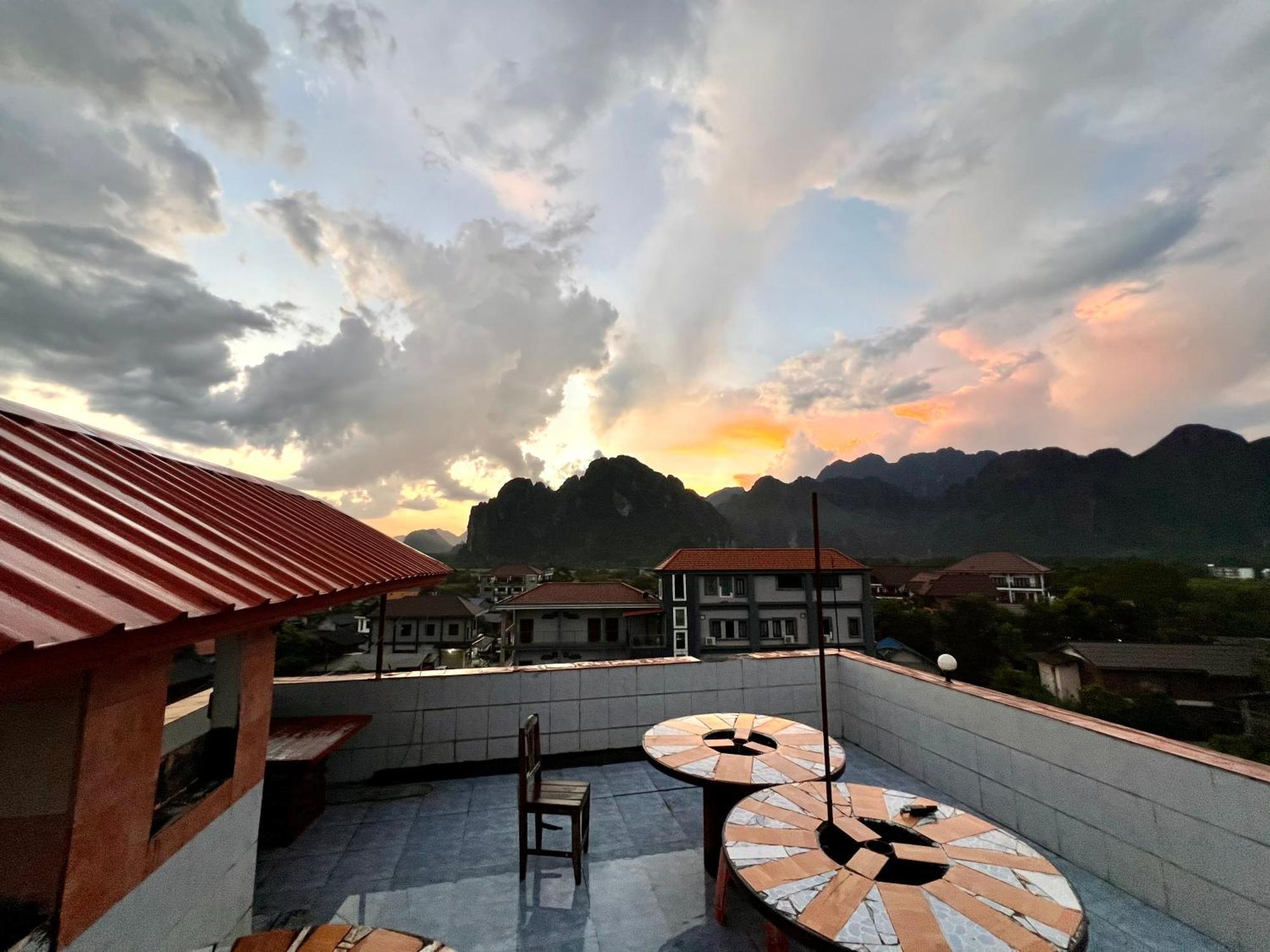 Easy Go Backpacker Hostel 万荣 外观 照片