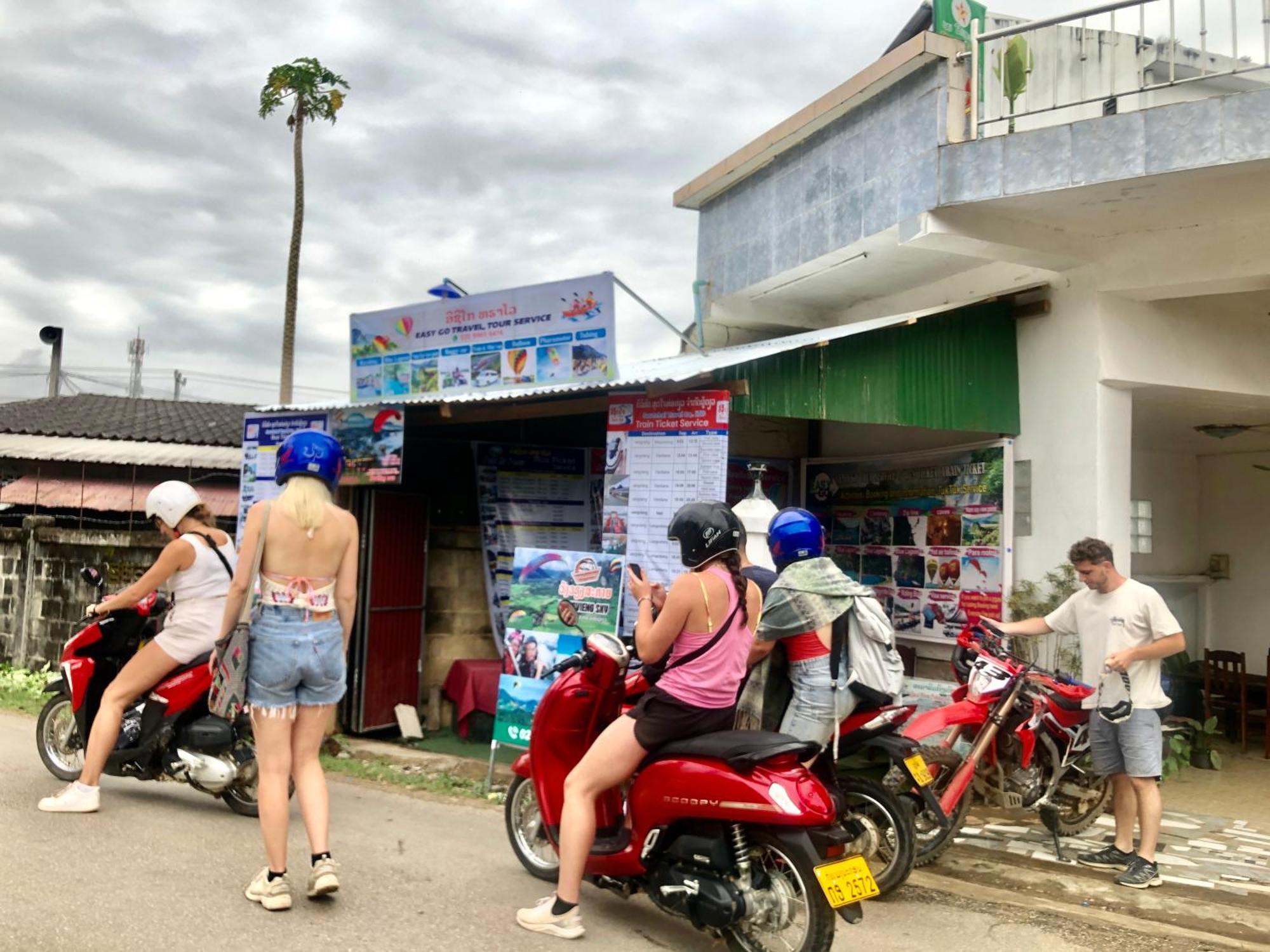 Easy Go Backpacker Hostel 万荣 外观 照片