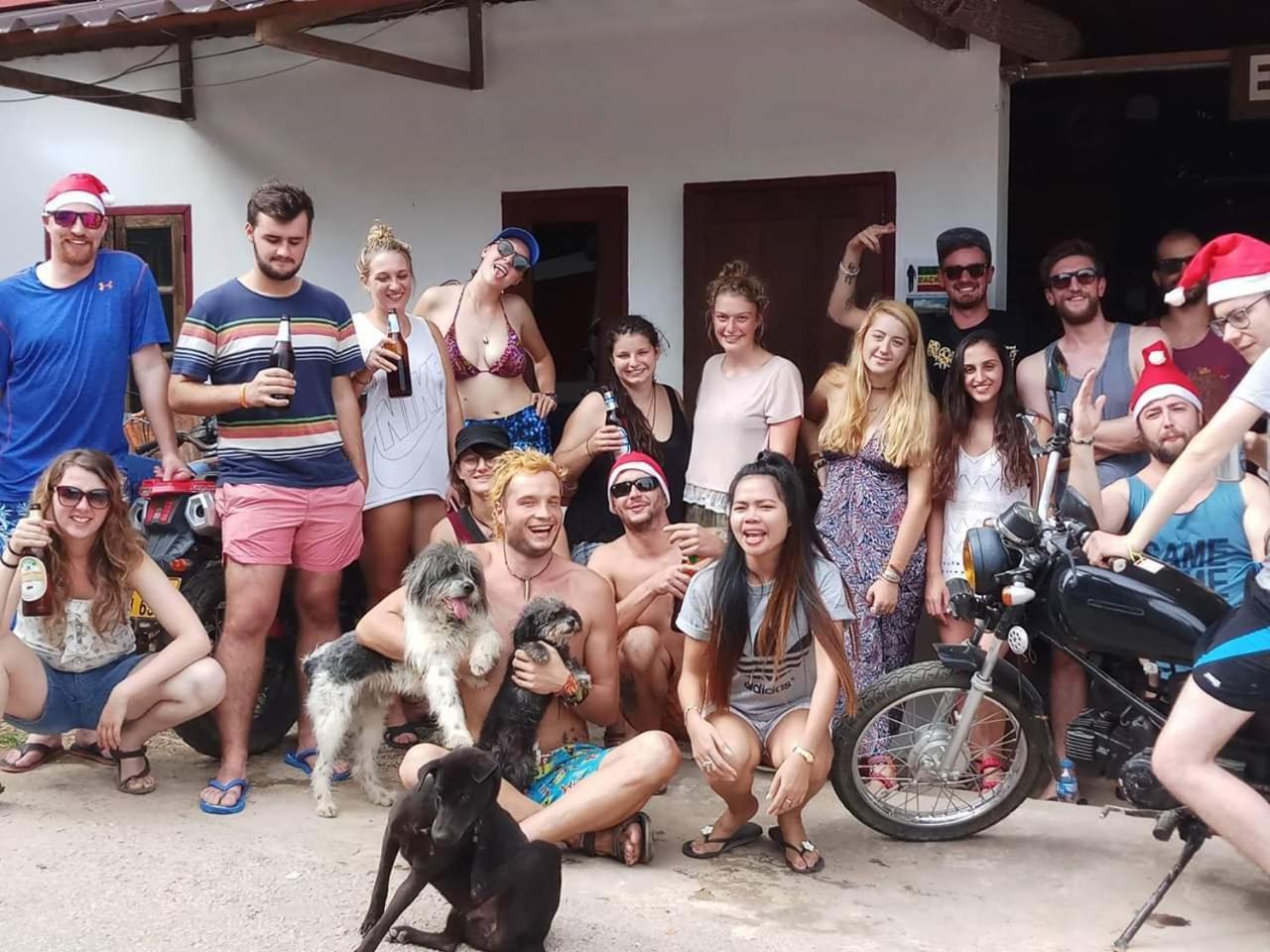 Easy Go Backpacker Hostel 万荣 外观 照片